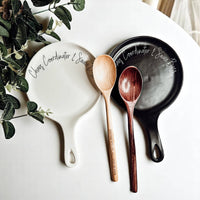 Sarcastic Kitchen Decor | Spoon Rest + Wooden Spoon Gift Set: Mom's Kitchen-BLACK / Dark Wood